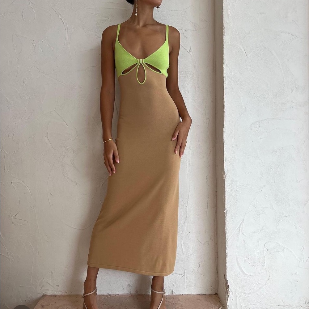 GINIA VENICE KEYHOLE DRESS IN SAND/PISTACHIO